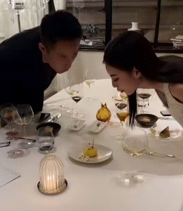 ​汪小菲与妻子Mandy共享烛光晚餐 同框比心满脸幸福