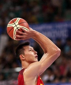 ​易建联的妻子荆灵：模特冠军为爱选择放弃事业，成全幸福家庭