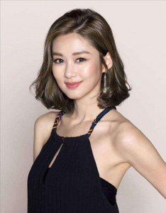 ​她天生美貌观众缘好，嫁金融老公生2子，颜值回春，身材正有秘诀