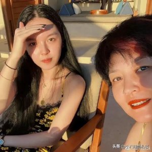 ​李咏老婆和女儿美国过年！豪宅里喝下午茶好惬意，哈文染发大变样