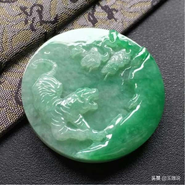 属虎女的戴什么玉吊坠比较好（属虎女戴什么玉吊坠最好）