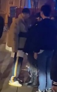 ​王思聪未受限制消费影响？现身酒吧美女相伴，当众搂腰亲吻不避嫌