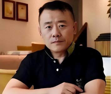 ​57岁周立波现状：喝酒打牌很潇洒，和浙江富婆妻子在美国低调生活