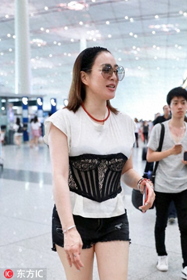 钟丽缇内衣外穿玩起新时尚，年近50胳膊大腿越来越粗