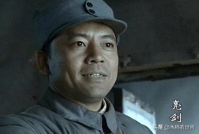 ​藏了31年！原来她就是老戏骨何政军妻子，难怪当年拒绝和巩俐牵手