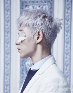 ​BIGBANG成员TOP崔胜贤晒封面写真照 网友大呼帅炸天!