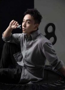 ​释小龙晒奶嘴写真 再次引起影迷回忆杀