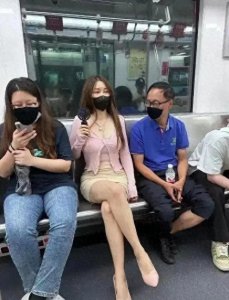 ​美女穿的衣服几乎透明露出来的部位，胆小的人不敢看！太尴尬了！