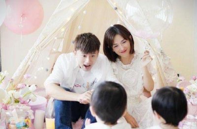 ​张杰首晒双胞胎女儿照片，头顶发卡萌翻网友：要变晒娃狂魔了？