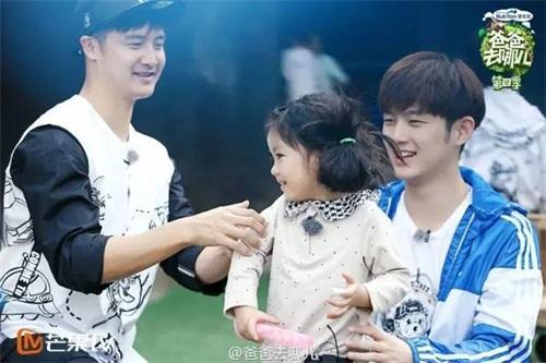 爸爸去哪儿第五季董力阿拉蕾回归（爸爸去哪儿4阿拉蕾圈粉原因是她花痴）(2)