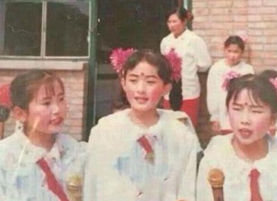 ​明星不愿想起的童年照，赵丽颖脑门贴个大红点，太接地气了