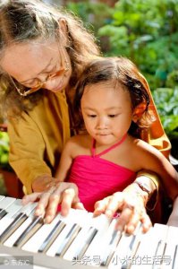 ​在教室里揉老师的胸动态图(7岁男孩摸女老师胸部被打，说：“我只是想玩玩”)