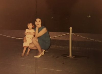 ​毛晓彤母亲旧照曝光，卷发配红唇不输女明星，离婚后独自抚养女儿