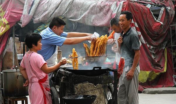油条为什么要两根并在一起炸,油条为什么非要2根一起炸才好吃图4