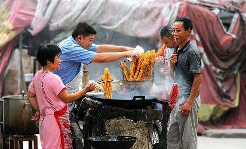 油条为什么要两根并在一起炸,油条为什么非要2根一起炸才好吃图9