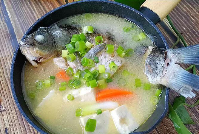 鲫鱼汤怎么炖好喝又营养孕妇喝鲫鱼汤有什么好处
