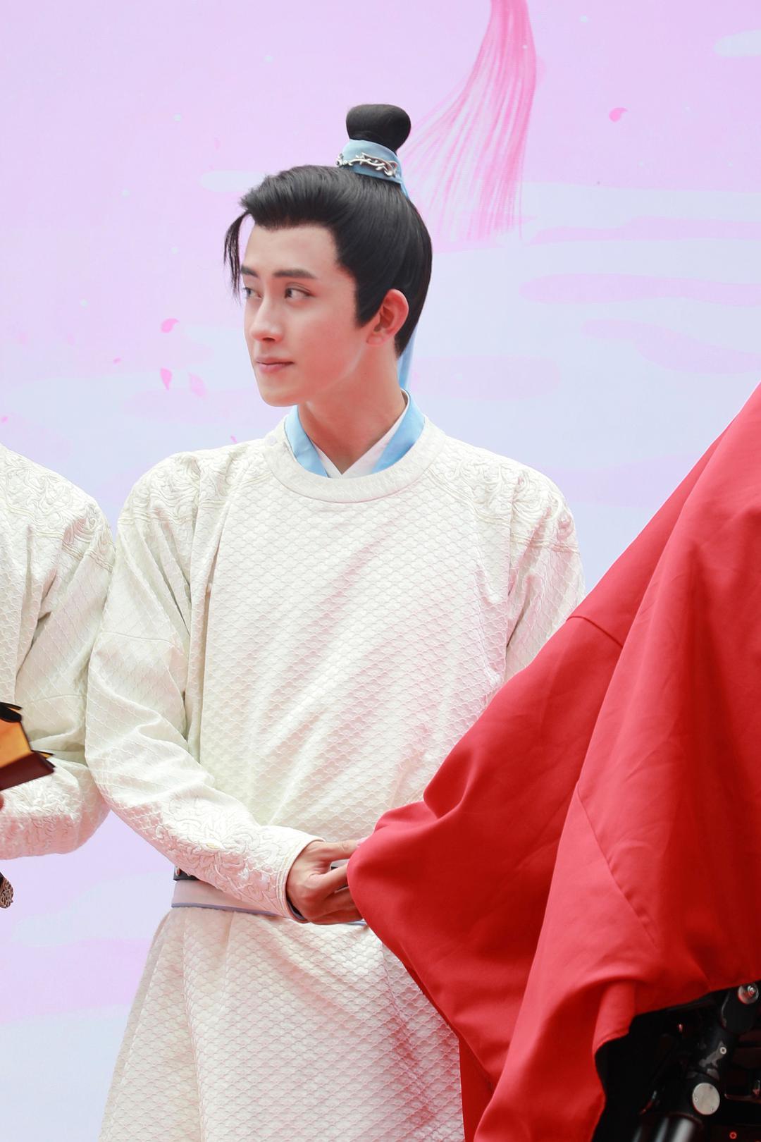 敖瑞鹏个人资料写真作品