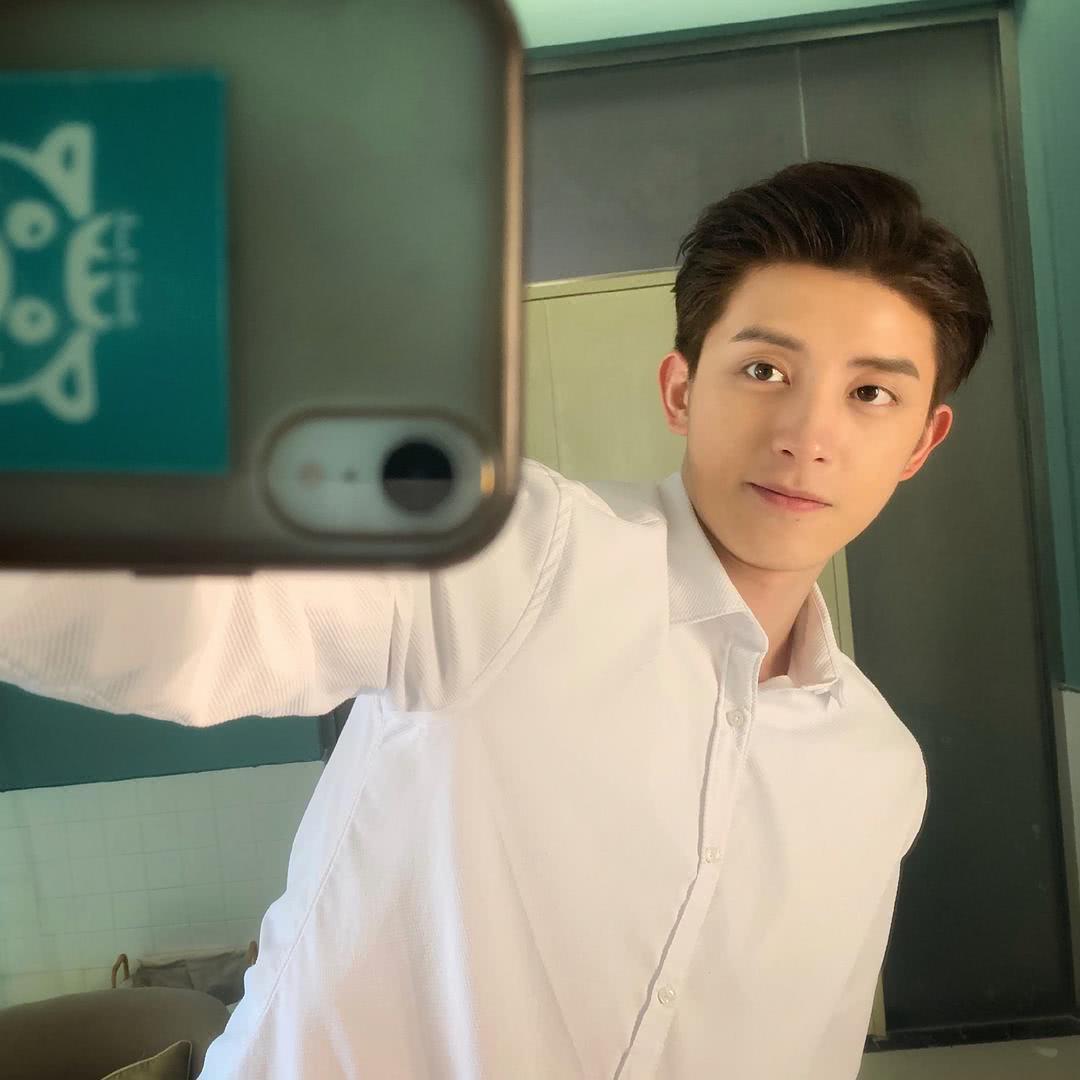 敖瑞鹏个人资料写真作品