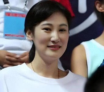 ​CBA最美姐弟恋,周琦和大他6岁的空姐老婆,身材不输卡戴珊!