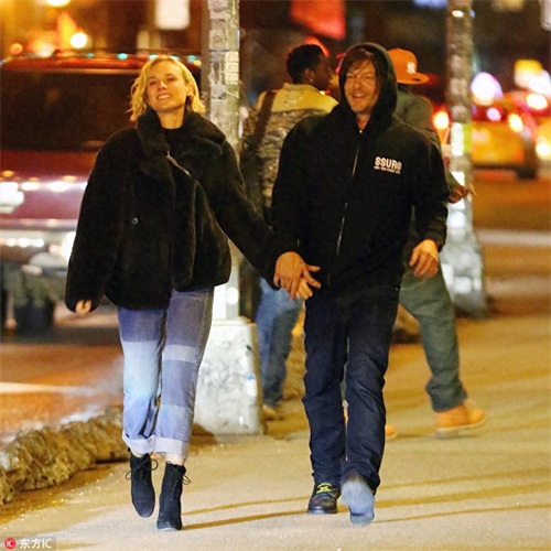 《行尸走肉》“弩哥”不打丧尸改擒女神 街头狂吻女友恋情曝光