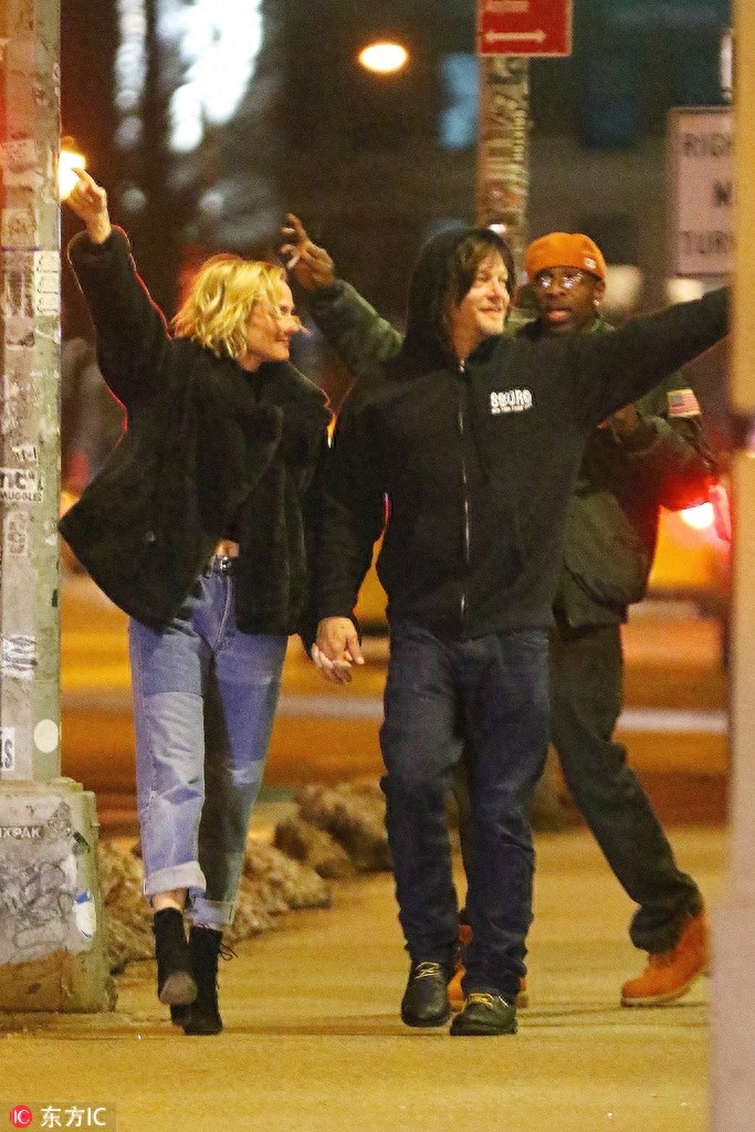 《行尸走肉》“弩哥”不打丧尸改擒女神 街头狂吻女友恋情曝光