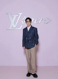 ​36岁朱一龙被偶遇，一身行头超10万，在飞机上看《海绵宝宝》