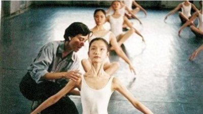 ​杜鹃美得动人，自带美艳高冷范，却让人忍不住靠近