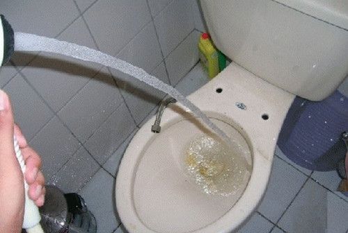 厕所被水泥沙子堵塞疏通方法