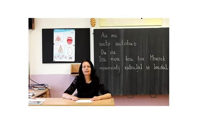 女孩短暂的爱情 只因她还年轻