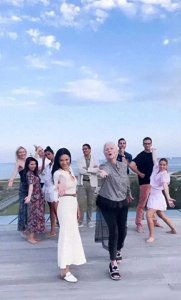 ​看邓文迪才知道她社交圈多厉害，54岁穿小白裙自信十足