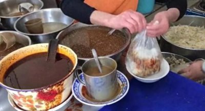 ​郑州大姐卖凉皮30年一天卖2000碗，从小地摊到开店铺