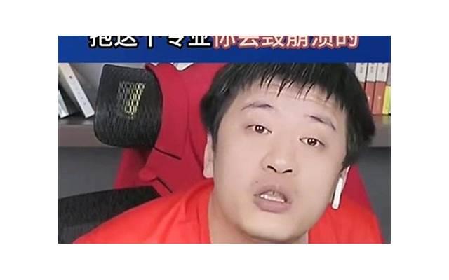 这位带着帽子的女性