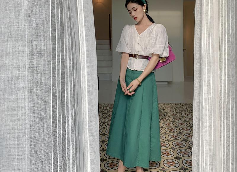 男女对视先移开眼睛的人是用情至深还是很反感？