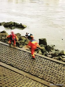 ​太原小伙见义勇为 福州救起落水女子