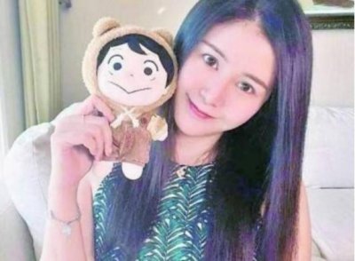 ​90后姑娘，19岁做中老年服装模特红遍网络，29岁被国际奢侈品看中