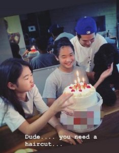 ​曹格晒照为儿子庆生，13岁儿子皮肤黝黑样貌大变，身后豪宅吸晴