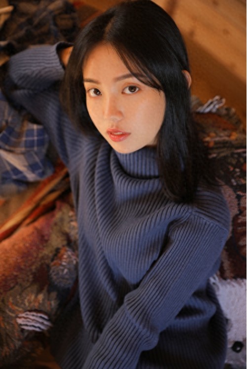 大眼睛美女白皙皮肤清纯写真图片