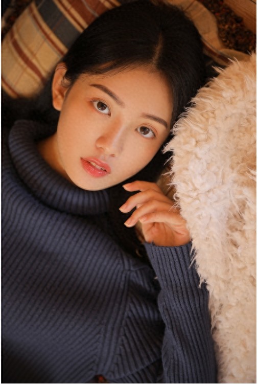 大眼睛美女白皙皮肤清纯写真图片