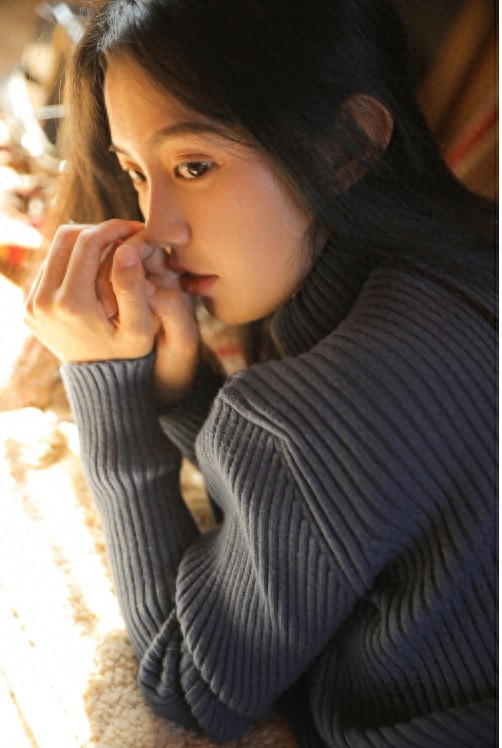 大眼睛美女白皙皮肤清纯写真图片