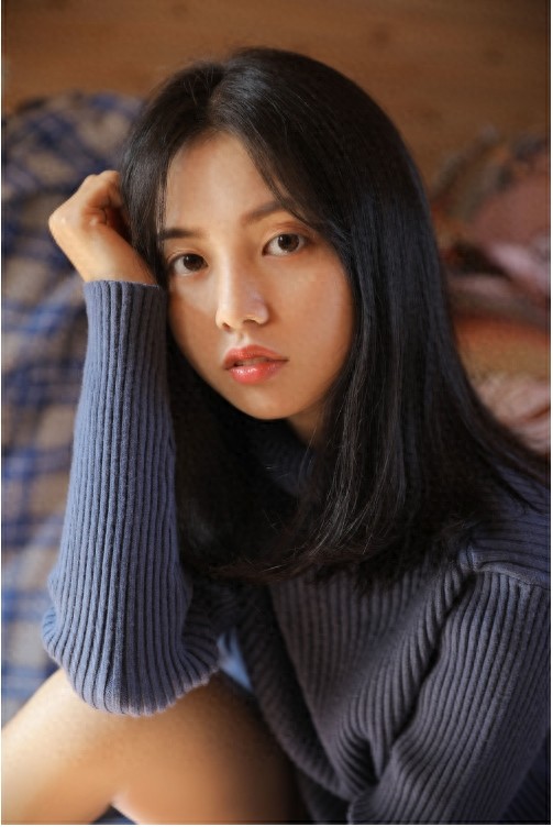 大眼睛美女白皙皮肤清纯写真图片