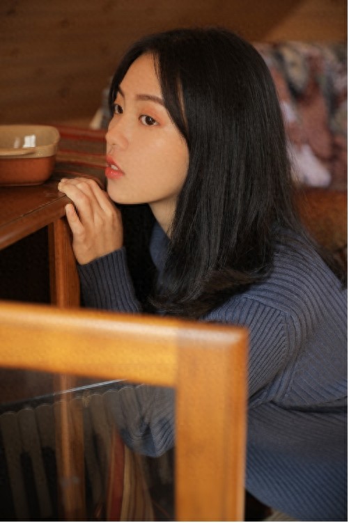 大眼睛美女白皙皮肤清纯写真图片