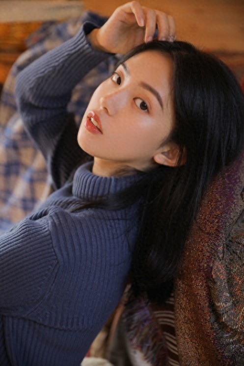 大眼睛美女白皙皮肤清纯写真图片