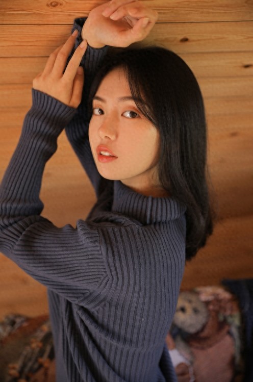 大眼睛美女白皙皮肤清纯写真图片