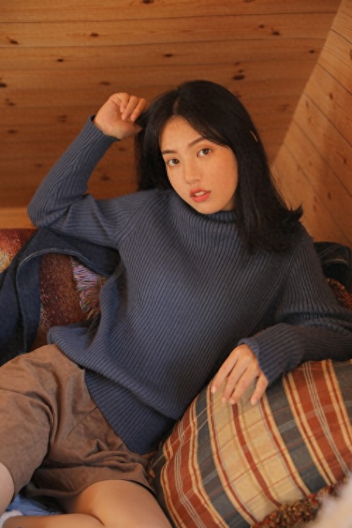 大眼睛美女白皙皮肤清纯写真图片