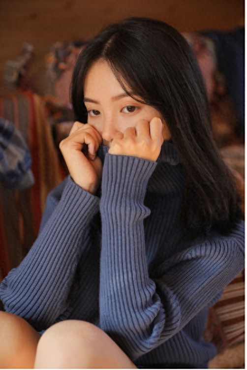 大眼睛美女白皙皮肤清纯写真图片