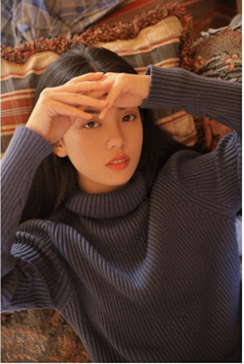 大眼睛美女白皙皮肤清纯写真图片