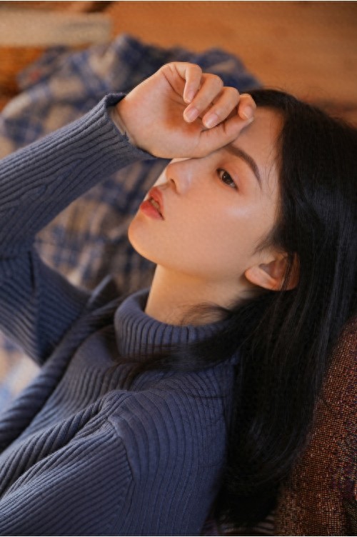 大眼睛美女白皙皮肤清纯写真图片