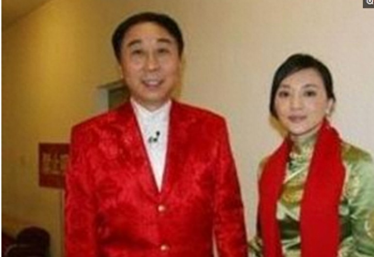 60岁的冯巩全家旧照曝光，儿子帅气妻子美貌如花