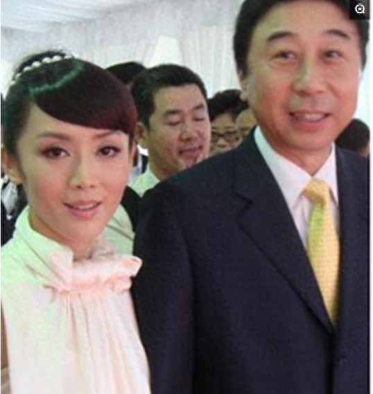 60岁的冯巩全家旧照曝光，儿子帅气妻子美貌如花