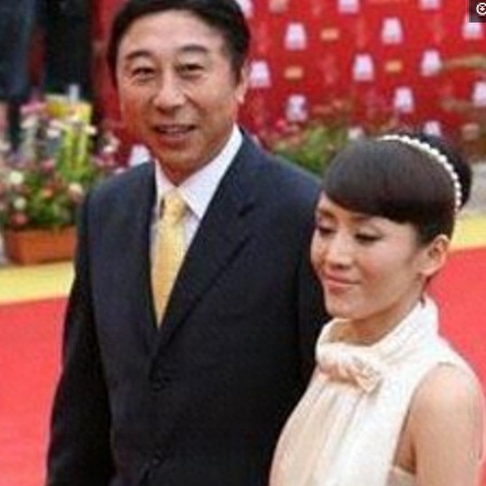 60岁的冯巩全家旧照曝光，儿子帅气妻子美貌如花